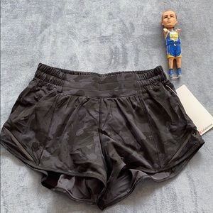 Lululemon Hotty hot LR short 4” *lined